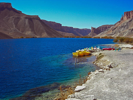 Band-e-Amir in Bamiyan, Foto: 
    
 By Carl Montgomery (Flickr, Link) [CC-BY-2.0 (www.creativecommons.org/licenses/by/2.0)], via Wikimedia Commons